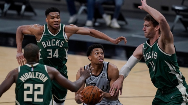 Keldon Johnson, Giannis Antetokounmpo, Brook Lopez