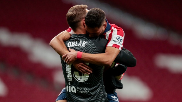 Atletico Madrid's goalkeeper Jan Oblak and Renan Lodi