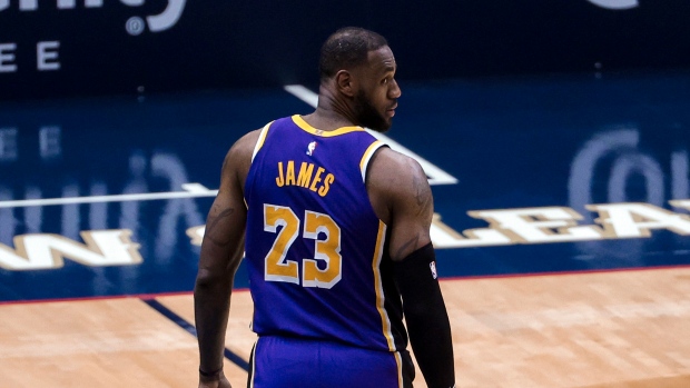 LeBron James scores 25, tweaks ankle, Lakers top Pelicans 110-98