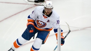 Blackhawks get Bailey from Isles; will buy him out