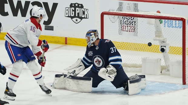 Jesperi Kotkaniemi, Connor Hellebuyck, Getty Images Jesperi Kotkaniemi, Connor Hellebuyck