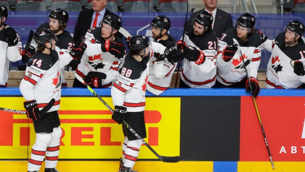 Andrew Mangyapan prowadzi drużynę Kanady, po Stanach Zjednoczonych, do finału Mistrzostw Świata Mężczyzn IIHF