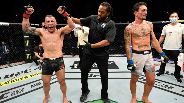 Alexander Volkanovski Max Holloway , Jeff Bottari/Zuffa LLC Alexander Volkanovski Max Holloway