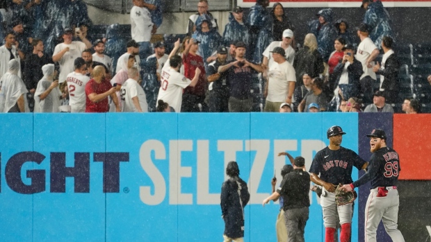 Yankees fan throws object at Alex Verdugo