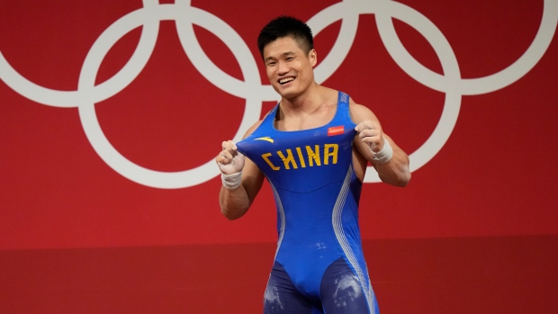 Lyu Xiaojun becomes oldest Olympic weightlifting champ at 37 