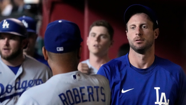 Max Scherzer talks to manager Dave Roberts