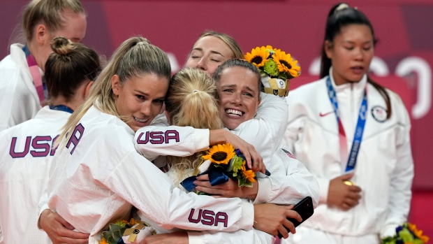U.S. women's volleyball team celebrates, The Canadian Press U.S. women's volleyball team celebrates