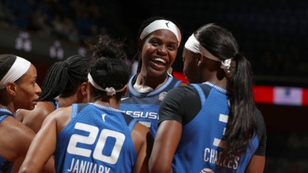 Jonquel Jones (centre), Chris Marion/NBAE via Getty Images Jonquel Jones (centre)