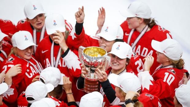 Marie-Philip Poulin (centre) celebrates