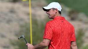 McIlroy keeps up resurgence to lead World Tour Championship