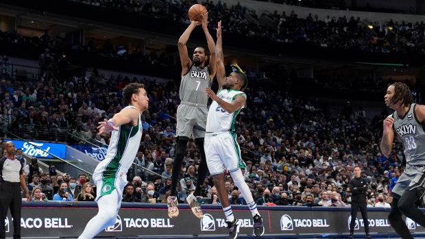Dwight Powell Reggie Bullock Kevin Durant, The Canadian Press Dwight Powell Reggie Bullock Kevin Durant