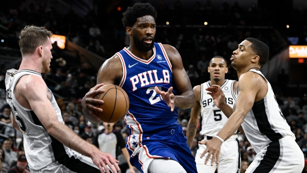 Embiid's double-double helps 76ers hold off Spurs