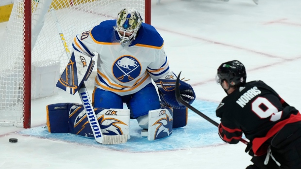 Drake Batherson Buffalo Sabres Ottawa Senators trafił na zawieszenie w trzech meczach przez Aarona Della