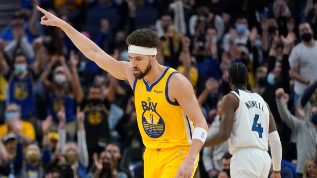 Curry, Thompson shoot Warriors past Wolves