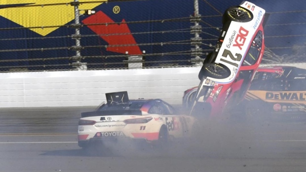Hamlin's chase for fourth Daytona 500 win ends with early crash