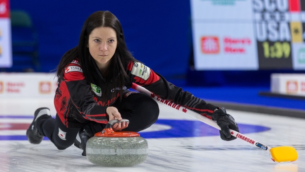 La Canadienne Keri Einarson a remporté une place en séries éliminatoires dans le monde du curling féminin