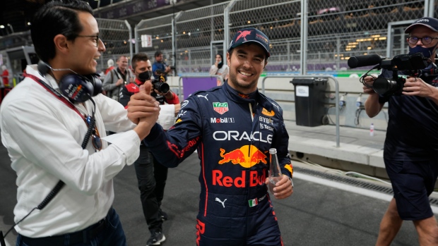 Sergio Pérez, piloto de Red Bull, se pone líder en el Gran Premio de Arabia