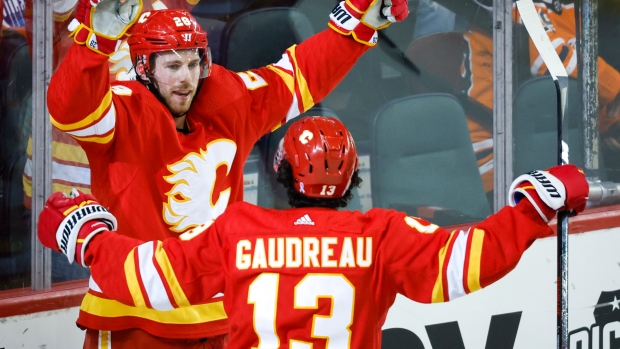 Johnny Godrow aplasta a Calgary Flames Edmonton Oilers