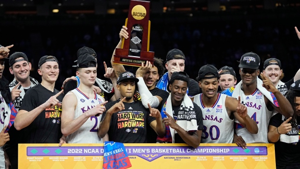 Les Kansas Jayhawks ont battu le championnat national North Carolina Tar Heels NCAA March Madness