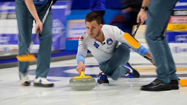 Canadá Broad Kushou Estados Unidos Corey Dropkin en el Campeonato Mundial de Curling masculino