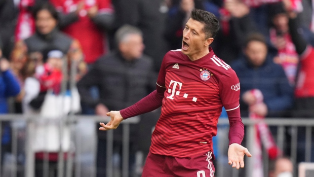 Lewandowski scores late as Bayern blanks Augsburg