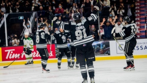 Olympiques rout Foreurs to even series up