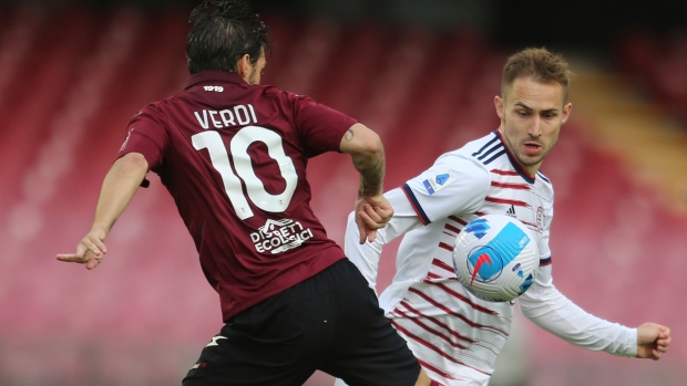 Salernitana's Simone Verdi and Cagliari's Marko Rog