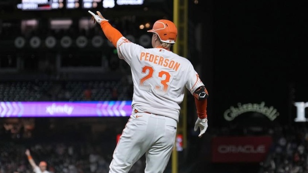 Pederson hits 3 HRs, drives in 8, Giants outslug Mets