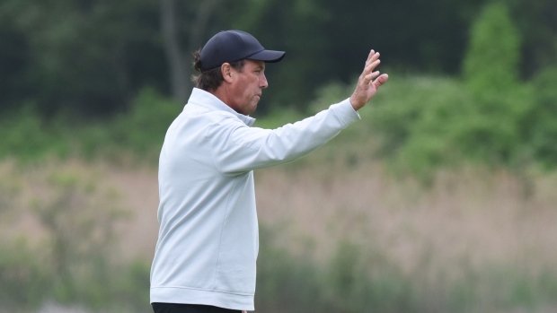 Ames shares lead at Senior PGA Championship