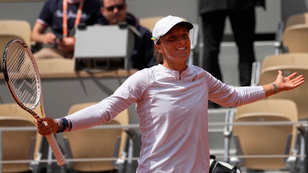 No. 1 Swiatek finds focus at Roland-Garros amid 31-match run