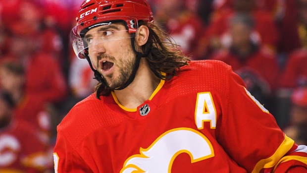 Chris Tanev Calgary Flames s’est disloqué l’épaule