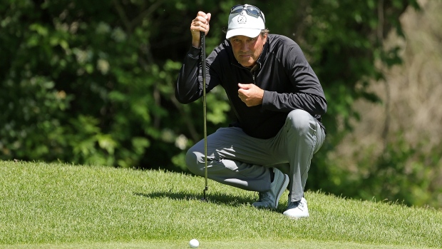 Ames holds Senior PGA lead with Langer, Weir chasing
