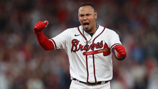 Braves receive rings and move over .500 with 2-1 win over Reds