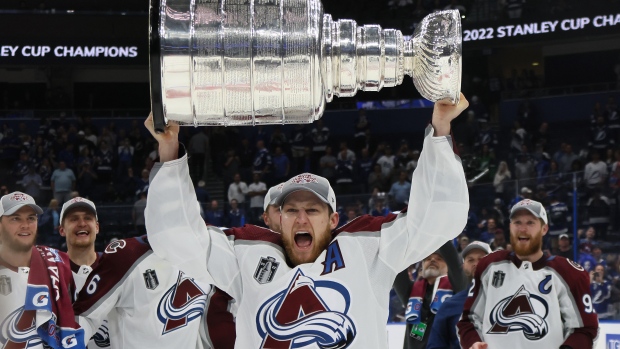 Extensión de Colorado Avalanche Nathan MacKinnon