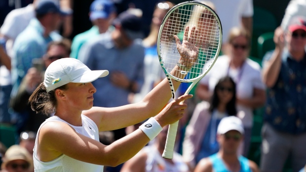 Swiatek wins 36th match in a row in first round at Wimbledon