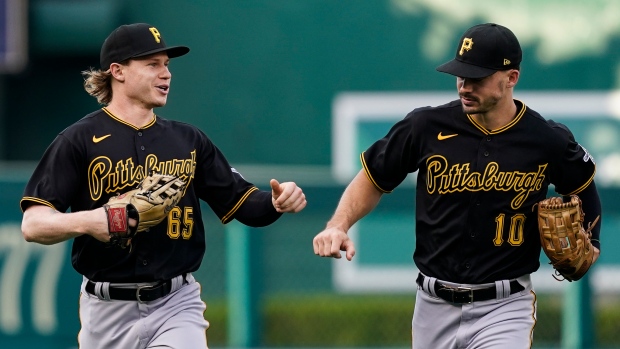 Reynolds hits three HRs as Pirates snap skid, beat Nationals