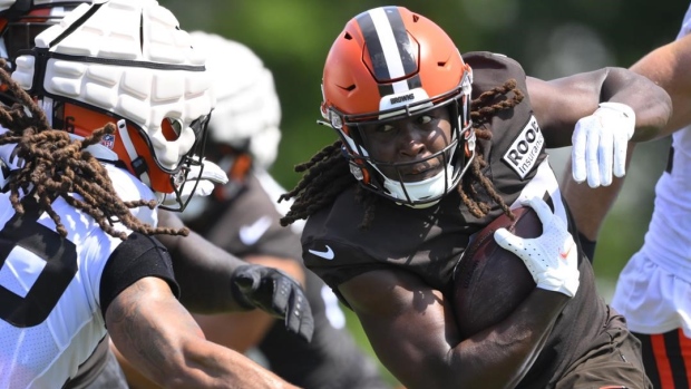 Browns RB Hunt sits out drills in protest, wants extension