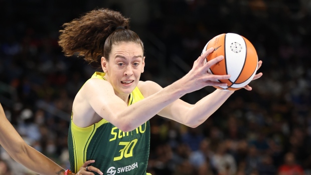 Storm set WNBA record with 37 assists, beat Sky