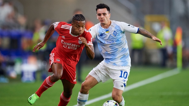 David Neres (L) and Mykola Shaparenko, Getty Images David Neres (L) and Mykola Shaparenko