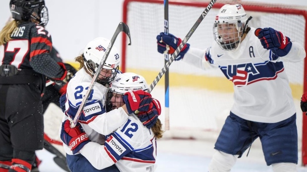 Hilary Knight prowadzi Megan Keeler z USA nad Kanadą w hokeju dla kobiet