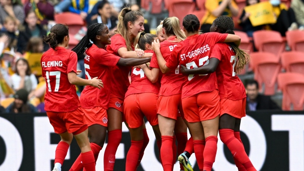 Adriana Lyon Canadá vence a Australia en partido amistoso de fútbol femenino