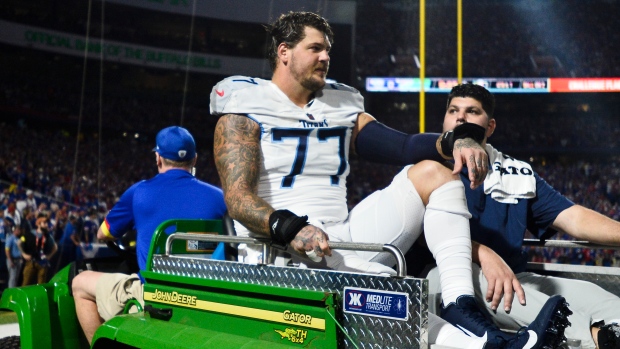 taylor-lewan-tennessee-titans-carted-off-monday-night-football-buffalo