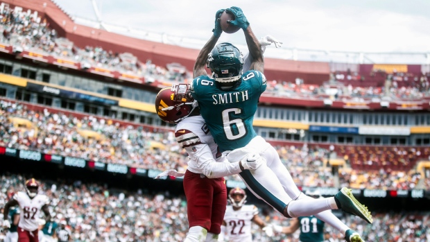 Smith stars, Eagles beat Commanders to stay perfect