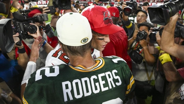 Rodgers, Packers hold off Brady, Bucs in low scoring game