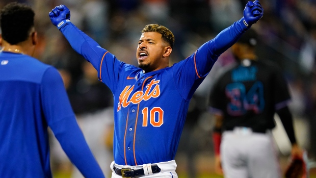 Escobar rallies Mets past Marlins, back into sole possession of NL East lead