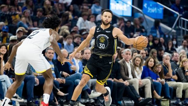 Curry scores 33 points as Warriors beat Jazz