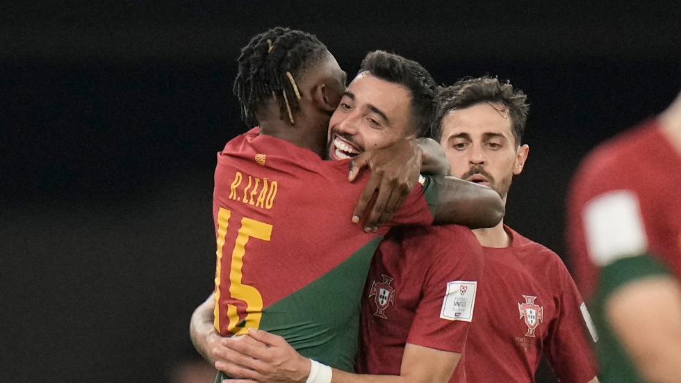 Fernandes brace sends Portugal into Round of 16
