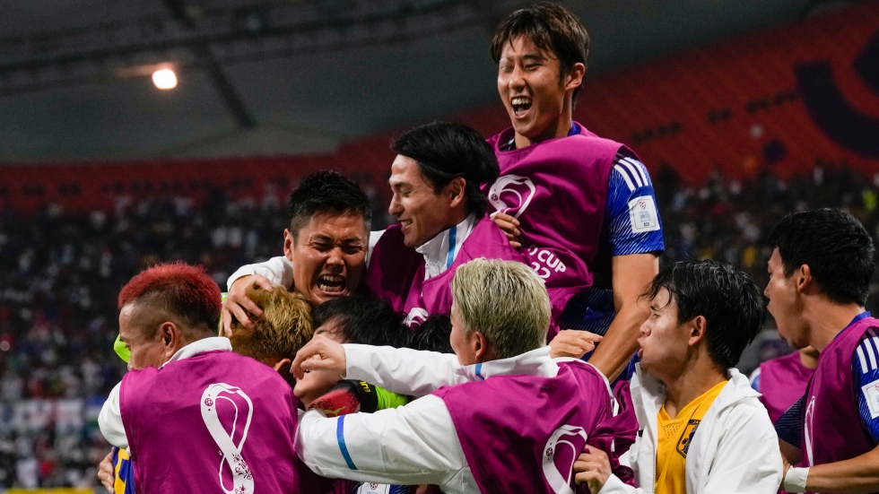 Japan shocks Spain in dramatic victory as both teams advance