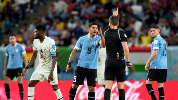 Uruguay beats Ghana, but both teams crash out of World Cup