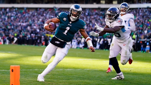 Hurts shines as Eagles rout Titans